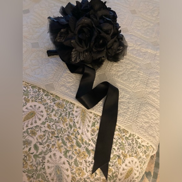 New BLACK ROSE BOUQUET Long. Satin Ribbon Satin Handle Netting Full & Fat - Picture 1 of 4